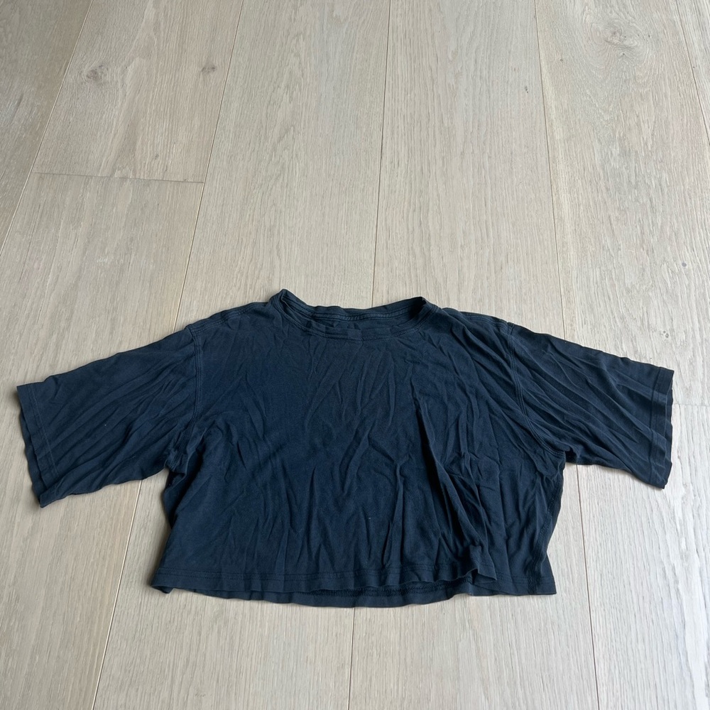 Lululemon cropped black T-shirt